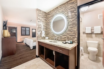 Suite, 1 King Bed, Balcony | Bathroom | Combined shower/tub, free toiletries, hair dryer, towels at Ellis Island Hotel