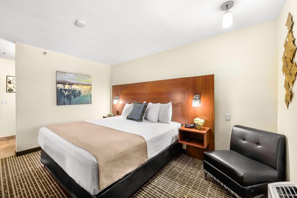Pillowtop beds, in-room safe, desk, laptop workspace