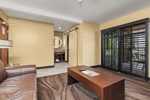 Suite, 2 camas Queen size, balcón | Área de sala de estar | Televisión de pantalla plana de 43 pulgadas con canales por cable 