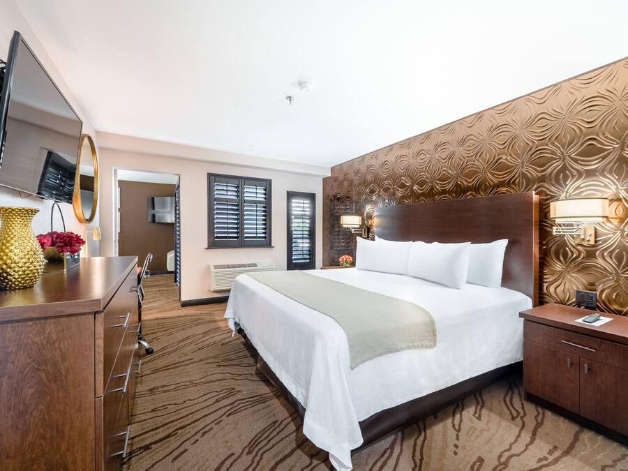 Suite, 1 kingsize-seng, balkong | Senger med overmadrass, safe på rommet og skrivebord