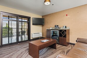 Suite, 2 Queen-Betten, Balkon | Wohnbereich