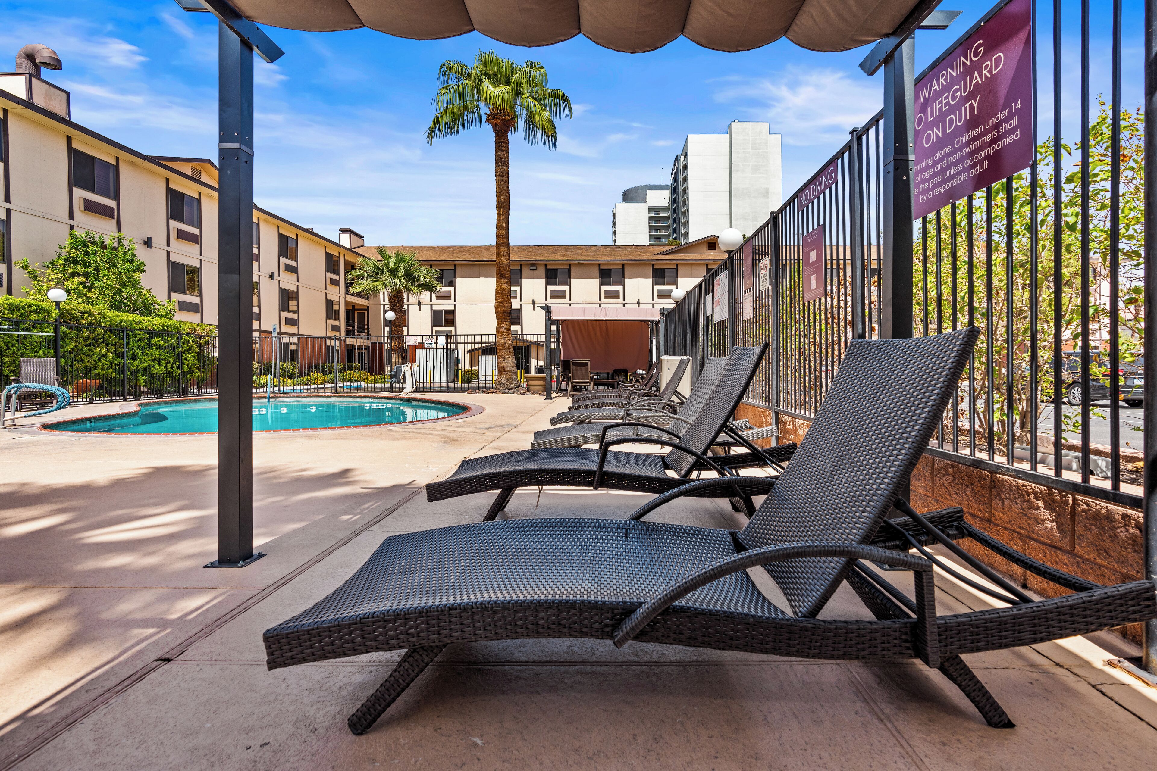 Una piscina al aire libre, cabañas de piscina gratuitas, tumbonas