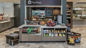 Una tienda autoservicio con bebidas frías, aperitivos y condimentos.