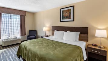 Escritorio, tabla de planchar con plancha, wifi gratis y ropa de cama