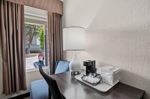 Escritorio, tabla de planchar con plancha, wifi gratis y ropa de cama 