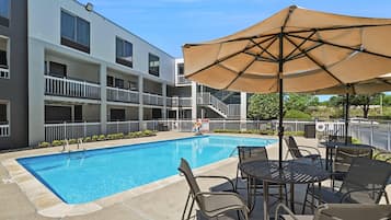 Außenpool (je nach Saison geöffnet), Liegestühle