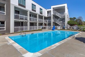 Una piscina al aire libre de temporada (de 08:00 a 22:00), tumbonas