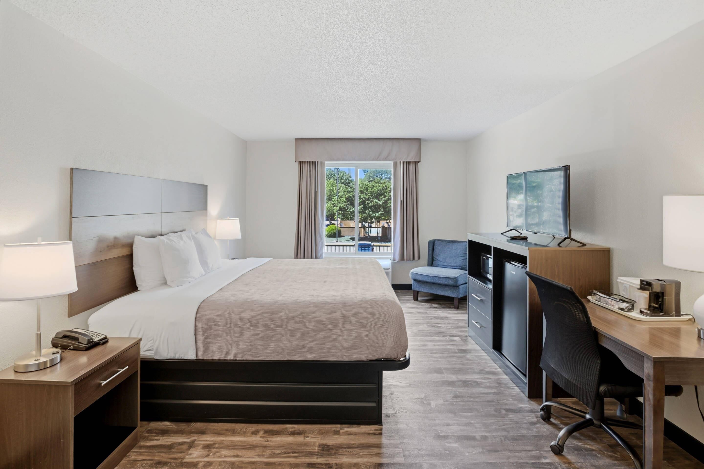 Standard Room, 1 King Bed, Non Smoking | Desk, iron/ironing board, free WiFi, bed sheets