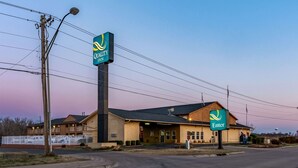 A hotel with a prominent sign reading "Quality Inn" and an "Enter" sign. - Quality Inn Glenpool - Tulsa (Glenpool)