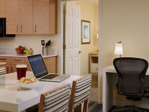 1 Schlafzimmer, Zimmersafe, Schreibtisch, laptopgeeigneter Arbeitsplatz