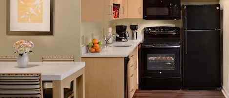 Frigorífico grande, microondas, placa de cocina y lavavajillas