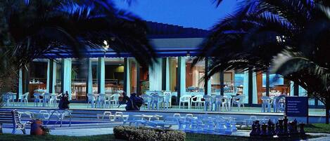 2 piscines extérieures, chaises longues