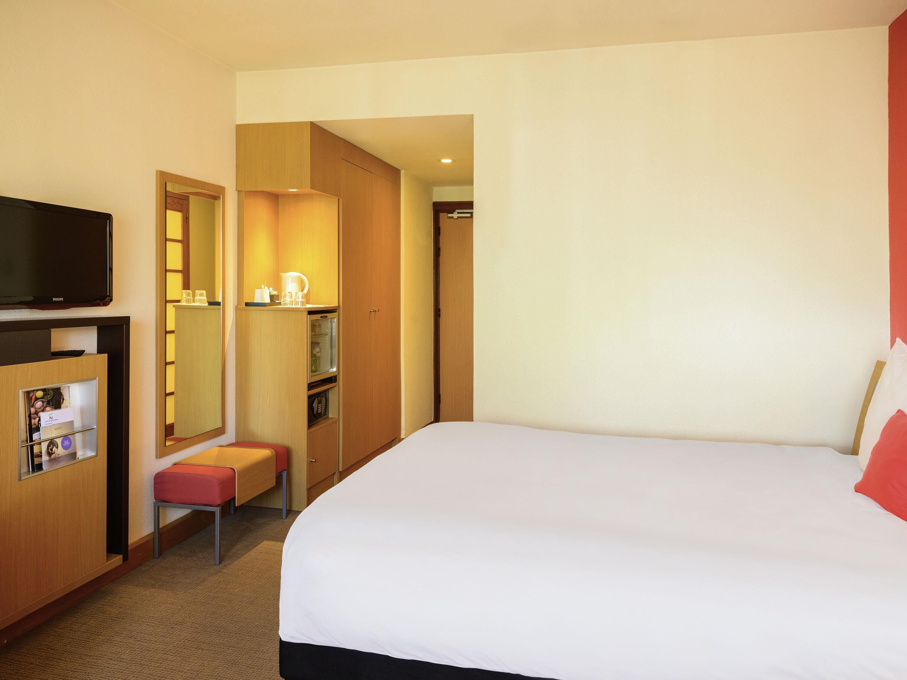 Minibar, caja de seguridad en la habitación y escritorio 