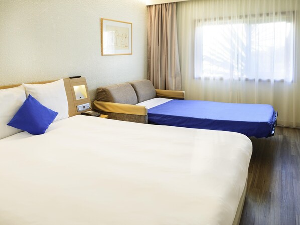 Minibar, in-room safe, desk, laptop workspace - Novotel Porto Gaia (Vila Nova de Gaia)