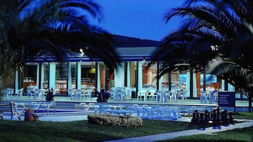 2 piscinas al aire libre, tumbonas