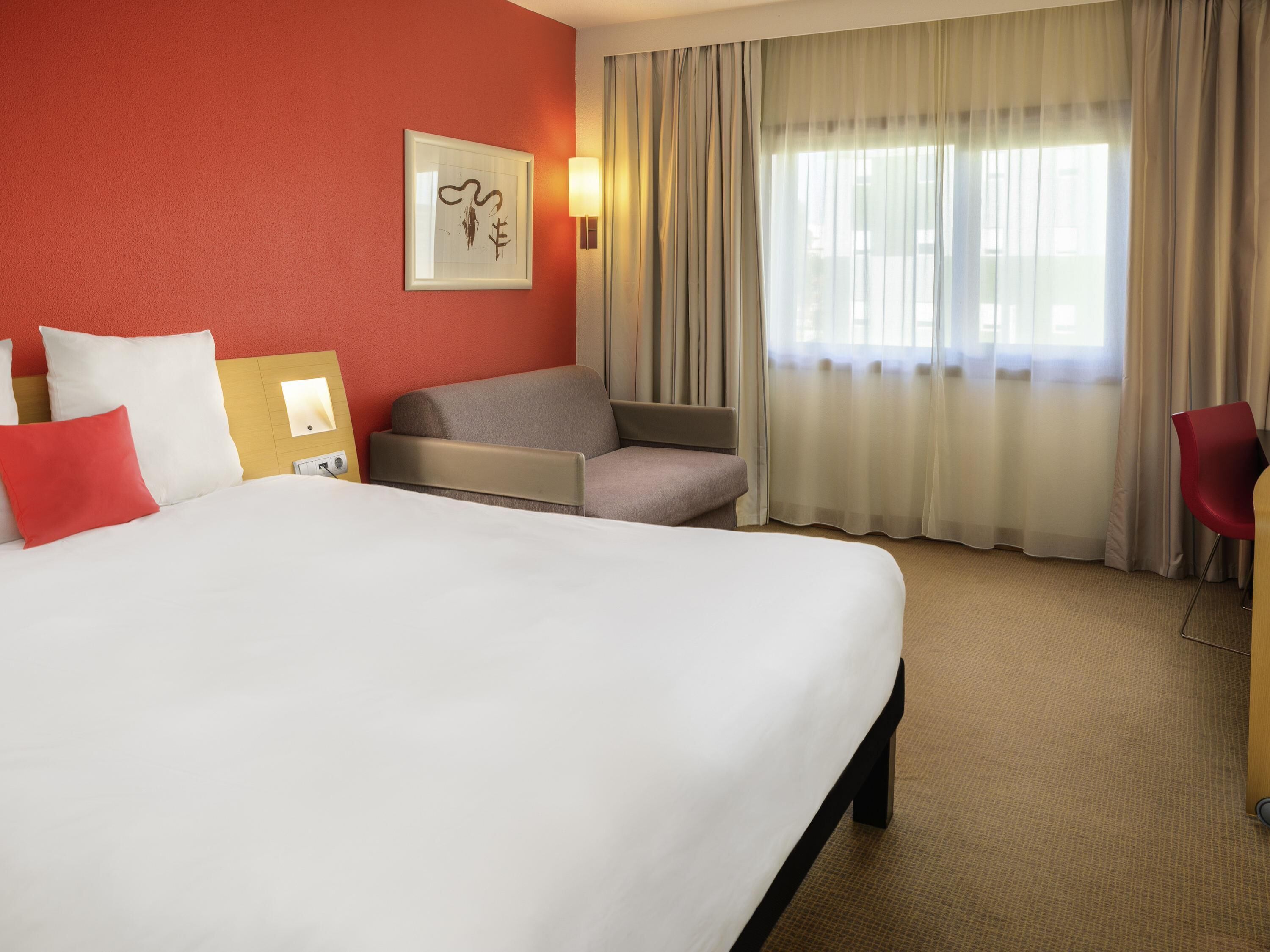 Minibar, caja de seguridad en la habitación y escritorio 