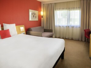 Minibar, Zimmersafe, Schreibtisch, laptopgeeigneter Arbeitsplatz