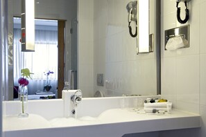 Habitación ejecutiva, 1 cama doble con sofá cama, vistas al mar | Baño | Ducha y bañera combinadas y artículos de higiene personal ecológicos