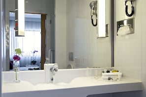 Habitación ejecutiva, 1 cama doble con sofá cama, vistas al mar | Baño | Ducha y bañera combinadas y artículos de higiene personal ecológicos