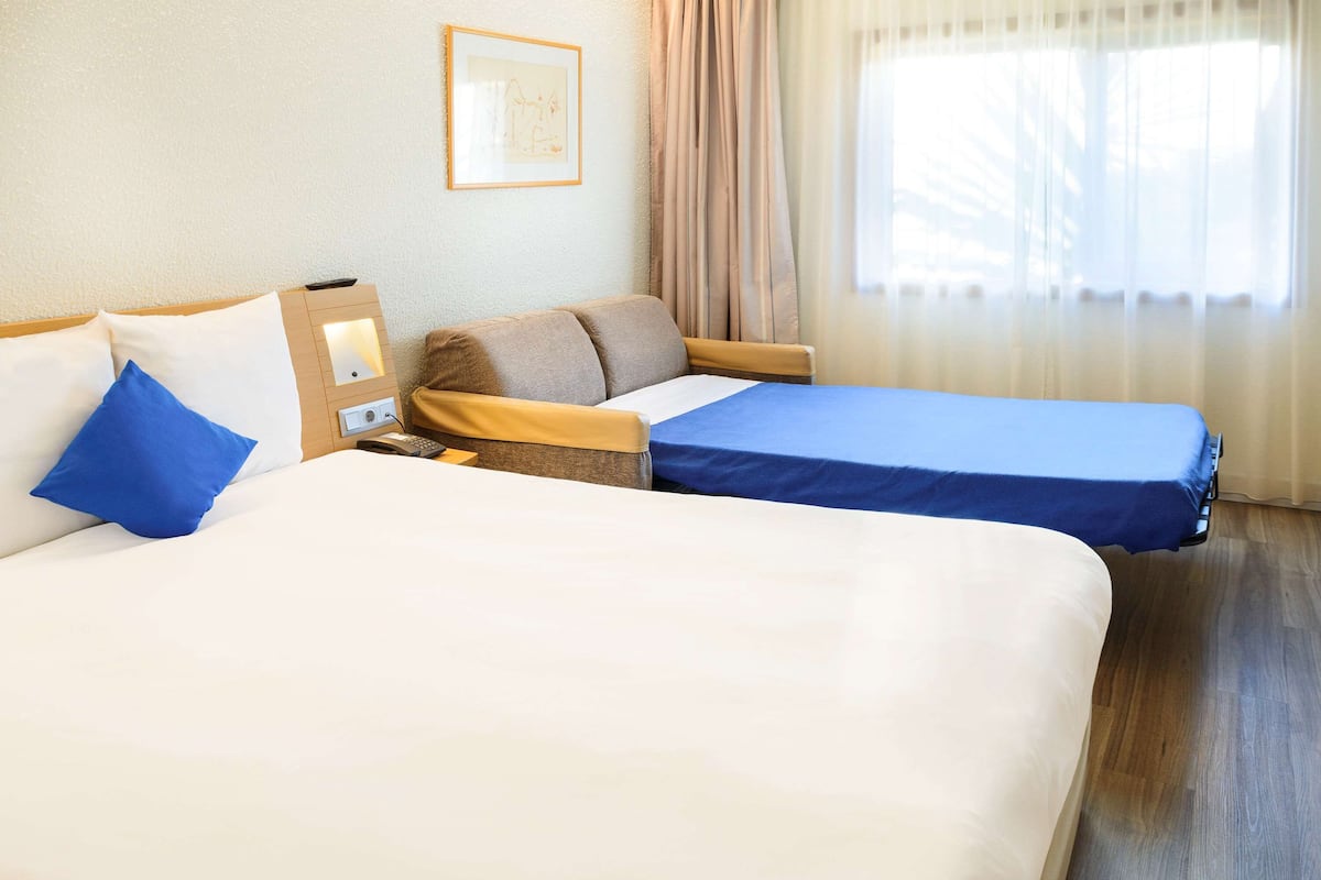 Minibar, Zimmersafe, Schreibtisch, laptopgeeigneter Arbeitsplatz