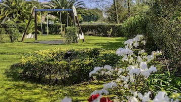 2 outdoor pools, pool loungers