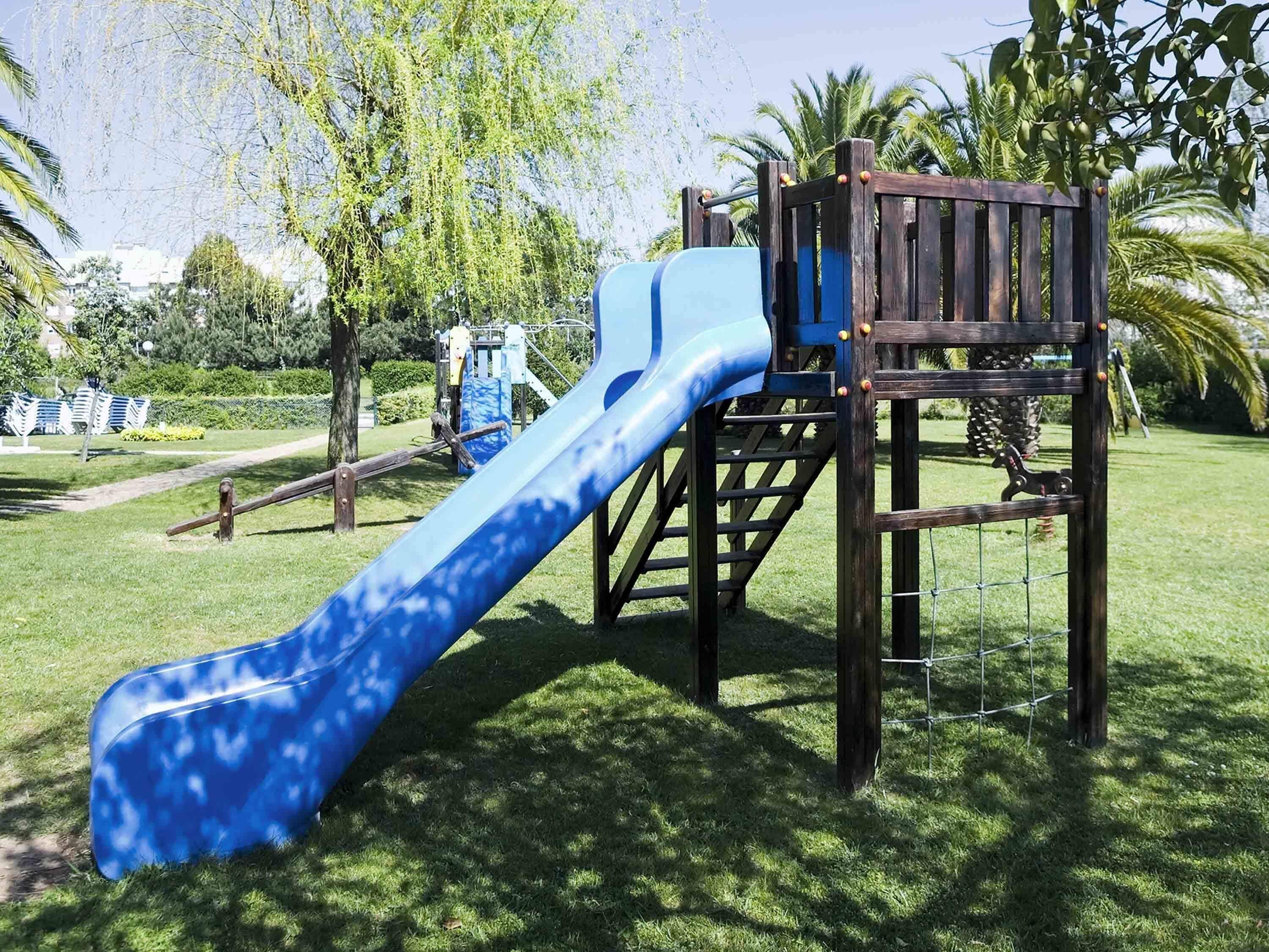 2 kolam renang outdoor, dengan kursi berjemur