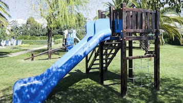 2 kolam renang outdoor, dengan kursi berjemur