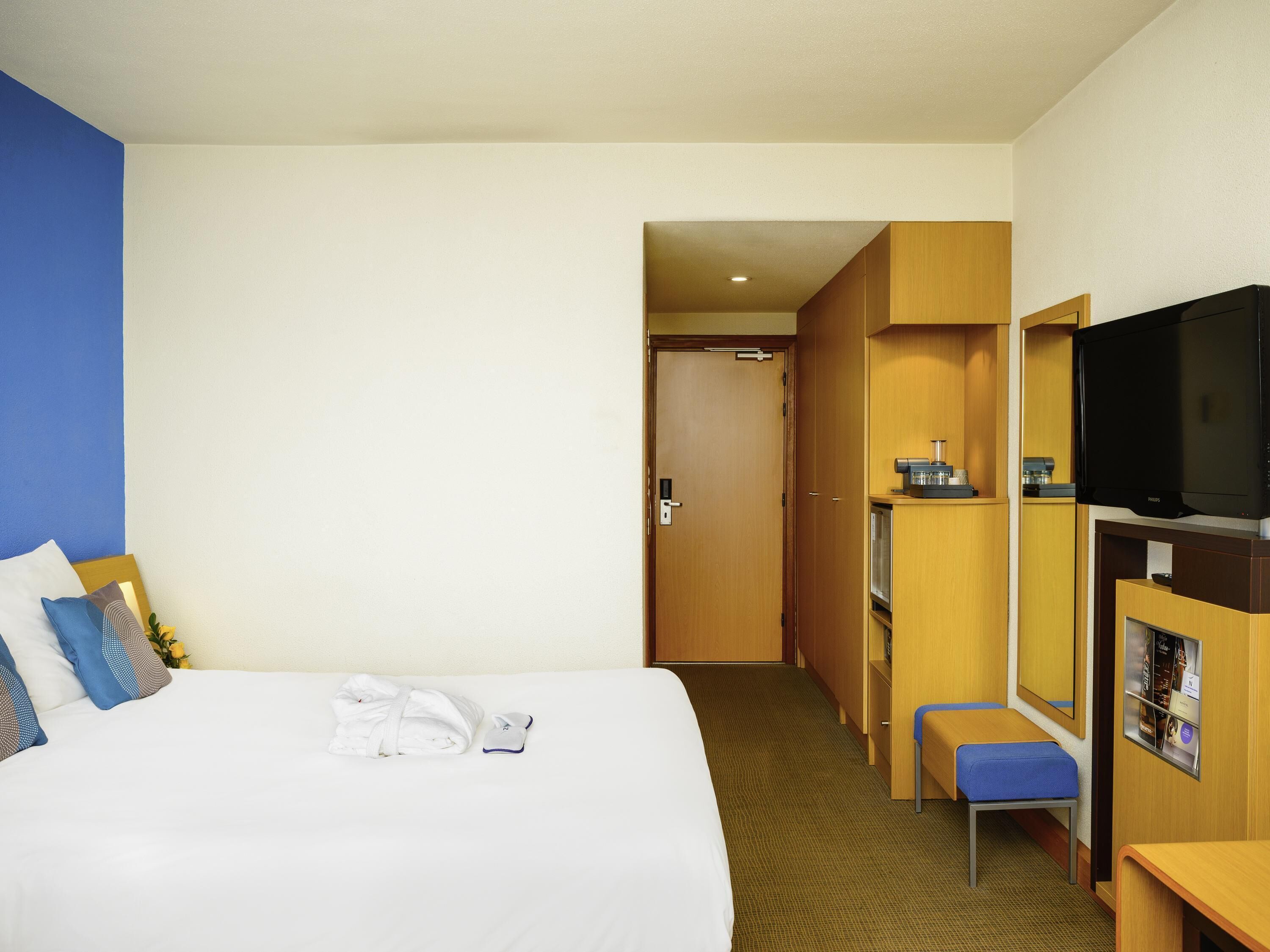 Minibar, caja de seguridad en la habitación y escritorio 
