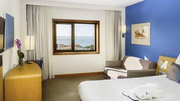 Minibar, värdeförvaringsskåp på rummet och skrivbord