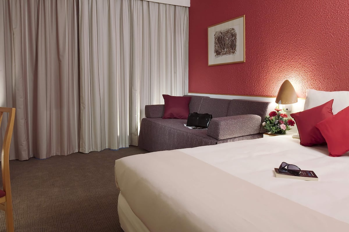 Minibar, Zimmersafe, Schreibtisch, laptopgeeigneter Arbeitsplatz