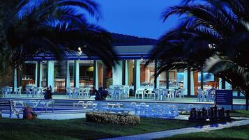 2 outdoor pools, pool loungers