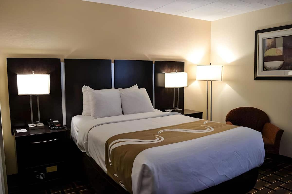 Premium bedding, in-room safe, laptop workspace, blackout drapes