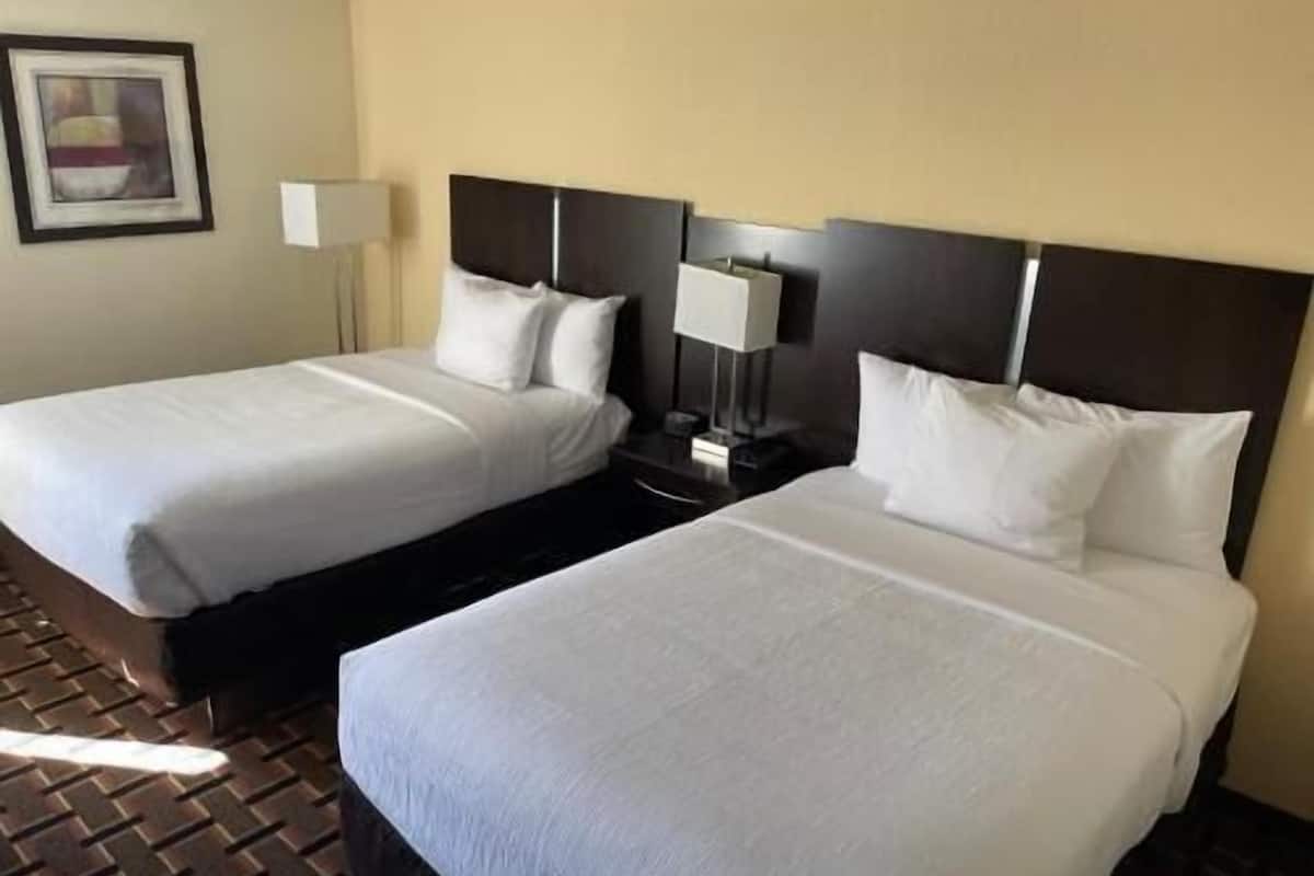 Premium bedding, in-room safe, laptop workspace, blackout curtains