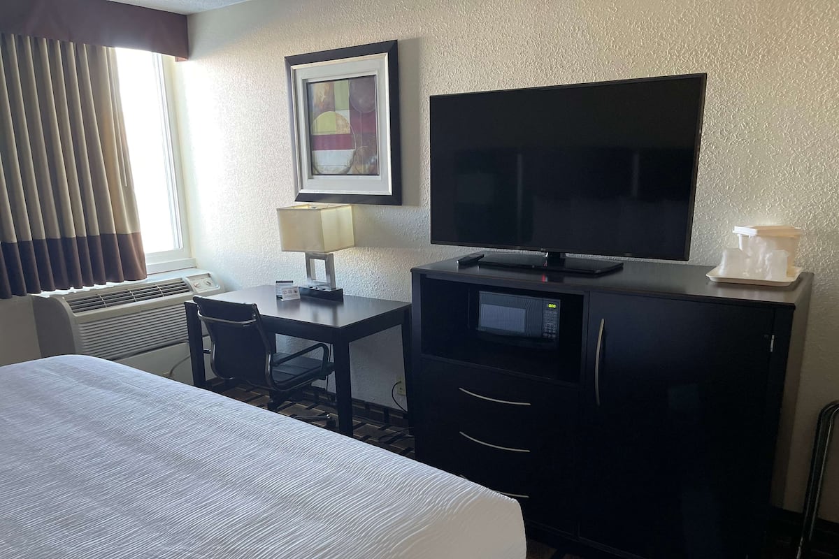 Premium bedding, in-room safe, laptop workspace, blackout drapes