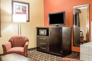 Suite, 1 King Bed, Non Smoking | Premium bedding, in-room safe, laptop workspace, blackout drapes - Baymont by Wyndham Scranton Dunmore (Scranton)