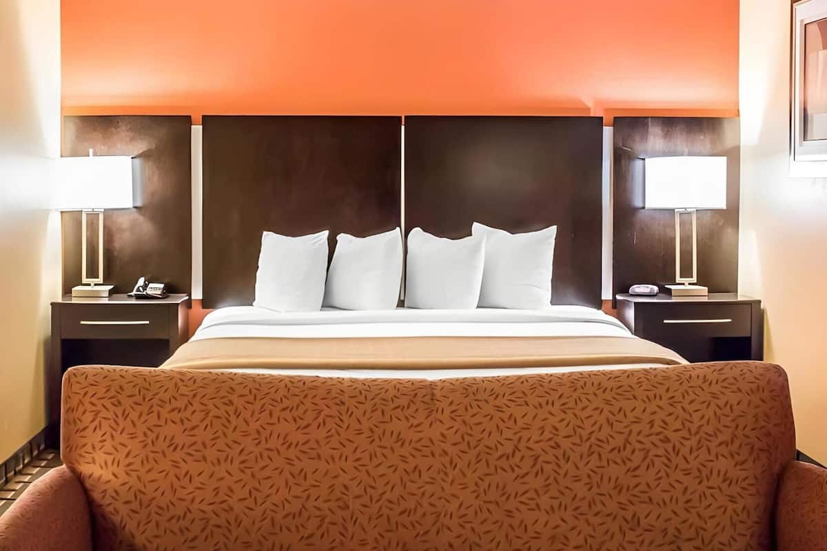 Premium bedding, in-room safe, laptop workspace, blackout drapes