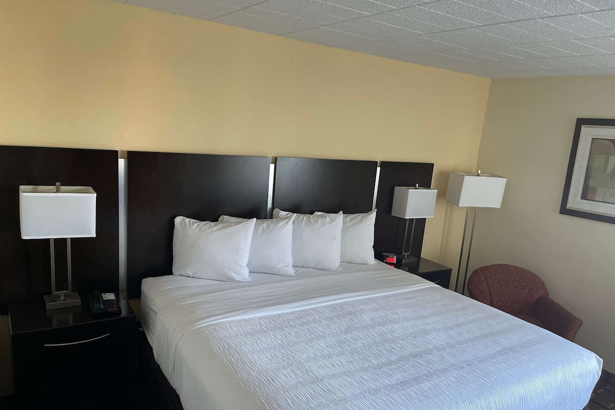 Premium bedding, in-room safe, laptop workspace, blackout drapes