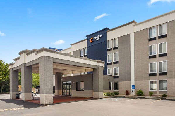 A Comfort Inn hotel with a modern facade, a covered entrance, and a parking lot.