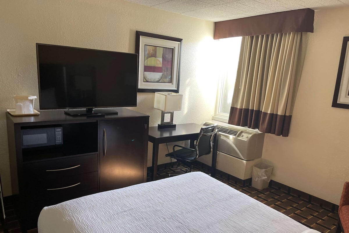 Premium bedding, in-room safe, laptop workspace, blackout drapes