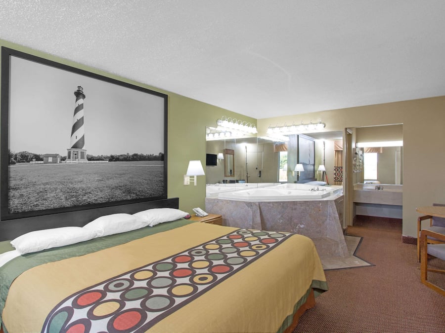 Room, 1 King Bed, Hot Tub | Desk, blackout drapes, soundproofing, iron/ironing board