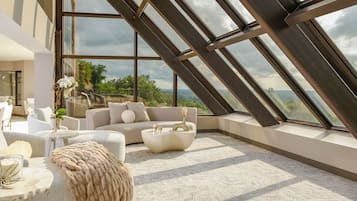 Couples treatment rooms, hot tub, steam room, body treatments
