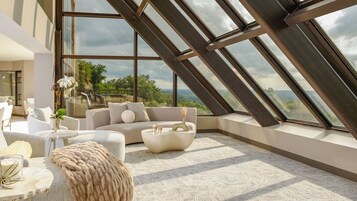 Couples treatment rooms, hot tub, steam room, body treatments
