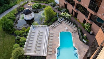 Indoor pool, seasonal outdoor pool, pool loungers