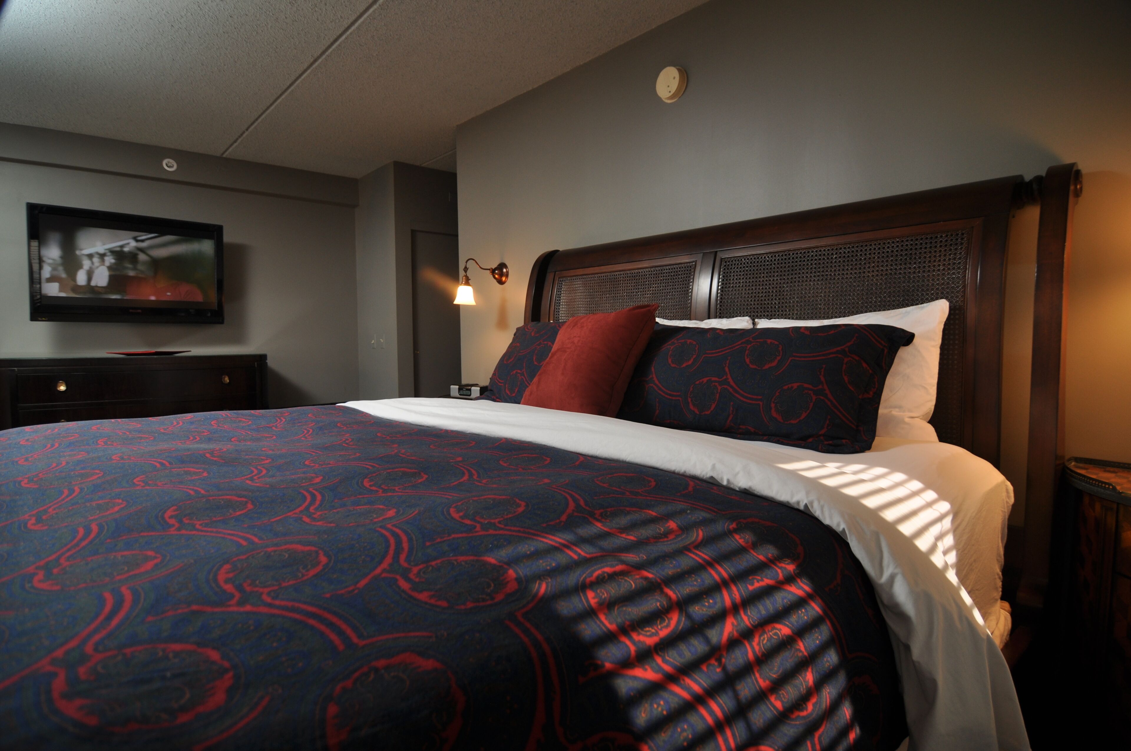 Deluxe Loft | Minibar, in-room safe, desk, laptop workspace