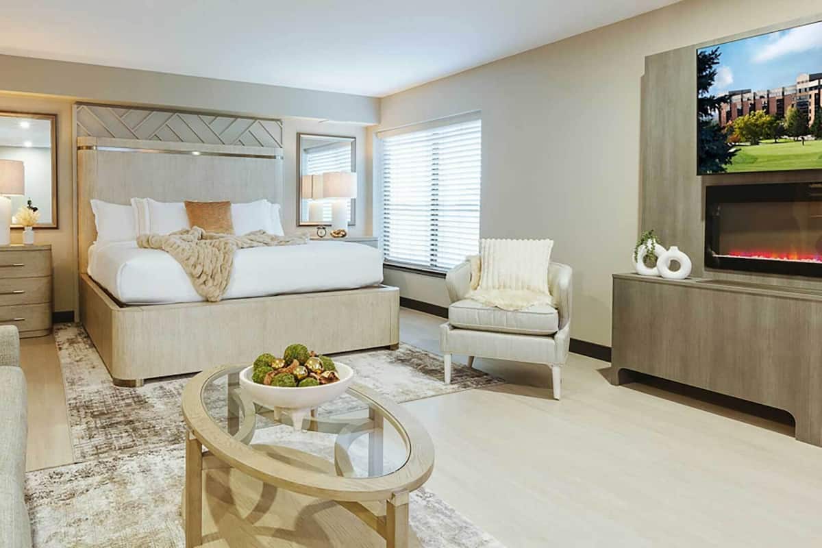 Executive Suite, 1 King Bed | Minibar, in-room safe, desk, laptop workspace