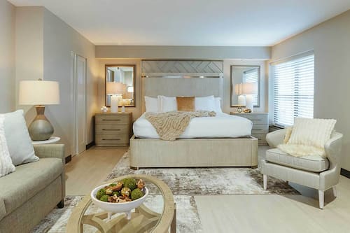 Ropa de cama de alta calidad, camas con pillow-top y minibar