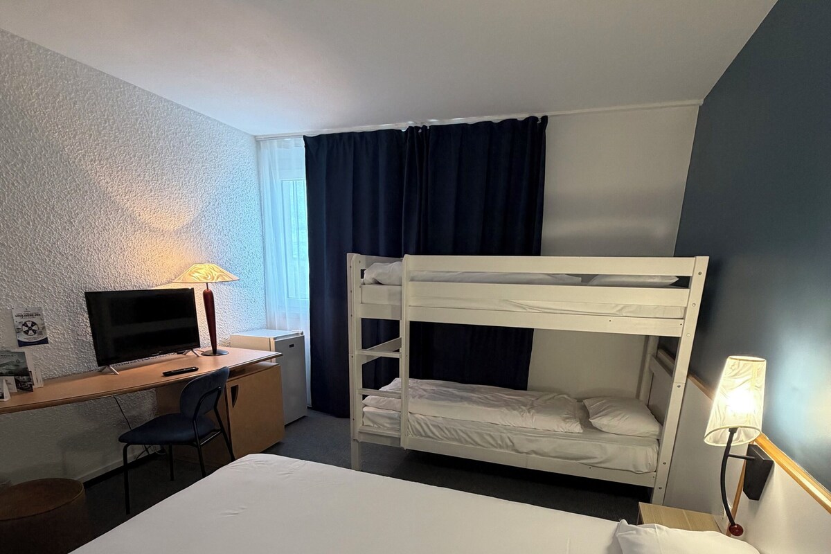 Habitación cuádruple familiar | Escritorio, cortinas opacas, sistema de insonorización y cunas (de pago)