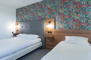 Habitación triple Confort, vistas al jardín | Escritorio, cortinas opacas, sistema de insonorización y cunas (de pago)