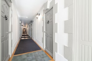 1 bedroom, desk, blackout curtains, soundproofing