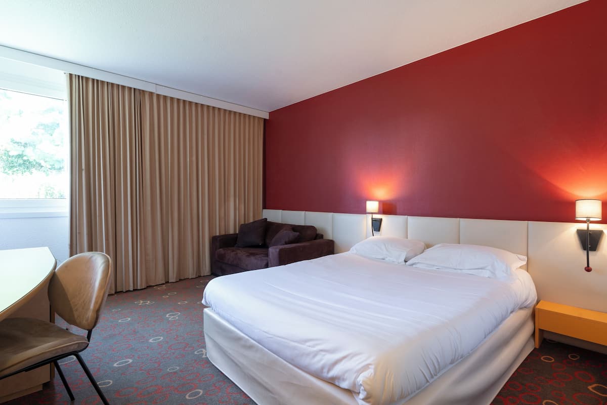 1 bedroom, desk, blackout curtains, soundproofing